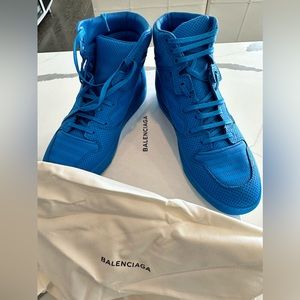 Super Fly! BALENCIAGA
Leather Lasercut Accents Sneakers